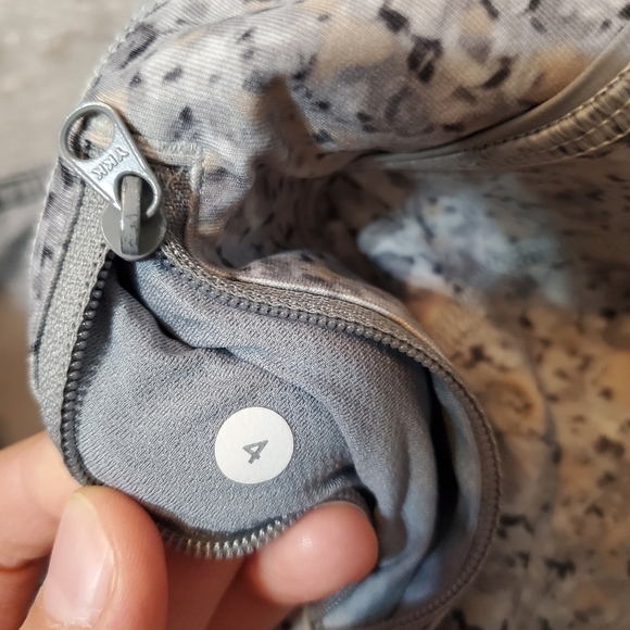 Lululemon Pace Queen Tight. Crop legging. Flower. Grey, light tan. Size 4. - Picture 8 of 15